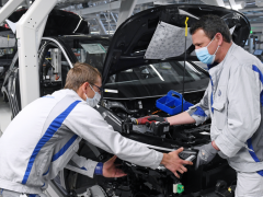 德國汽車制造商大眾汽車茨維考工廠重新開始生產